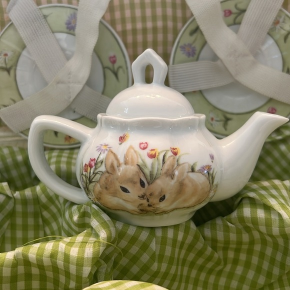 Vintage, MCM. ￼ children’s five and over, porcelain tea set, with basket. - Picture 3 of 13